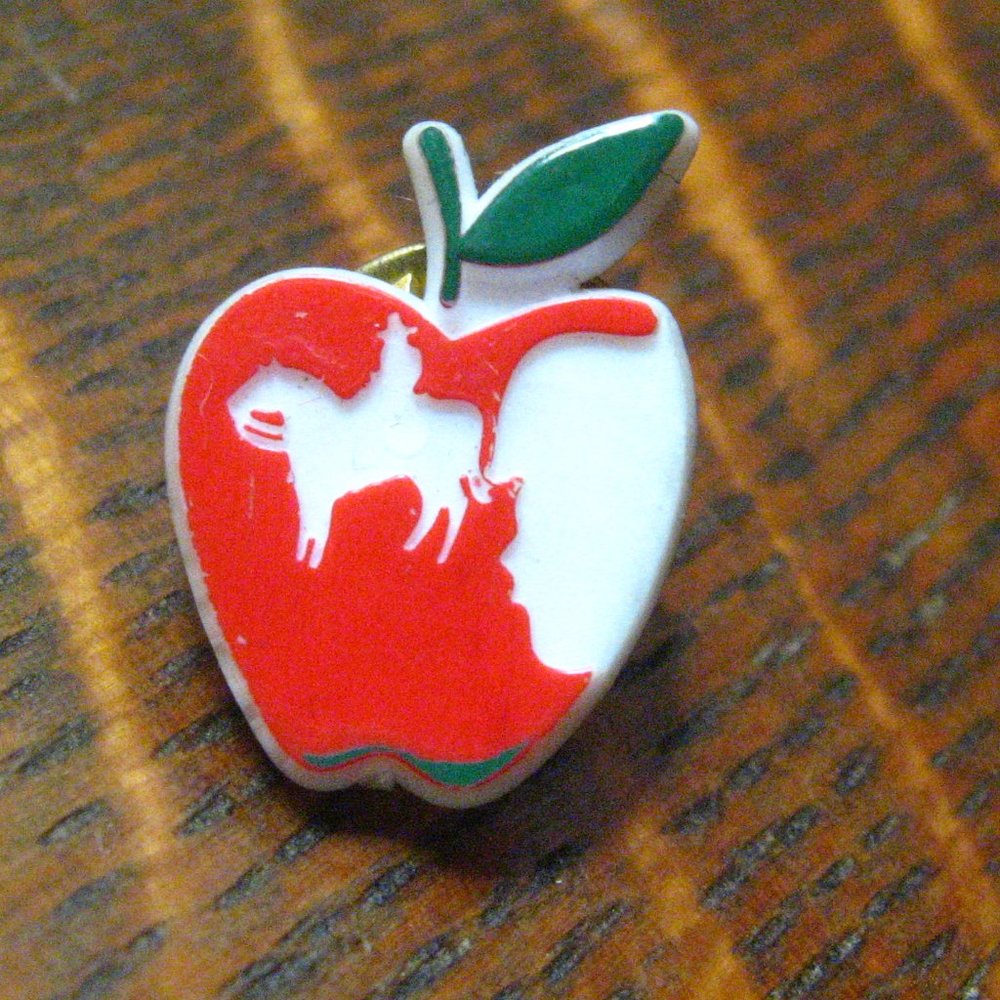 🍎 Johnny Appleseed Vintage Lapel Pin